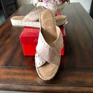 NEW - Aerosoles Rose Gold Sandals - Size 9.5